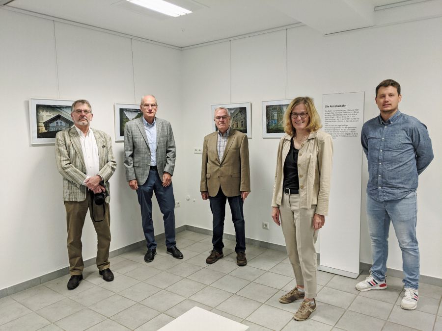 Bild: v.l.n.r.: Fotograf Jürgen Kemper, Reinhold von Rüden und Hans-Josef Dören vom Heimatverein Büren e.V., Museumsleiterin Kirsten John-Stucke und Christopher Horstmann vom Kreismuseum. Foto: Kreismuseum Wewelsburg